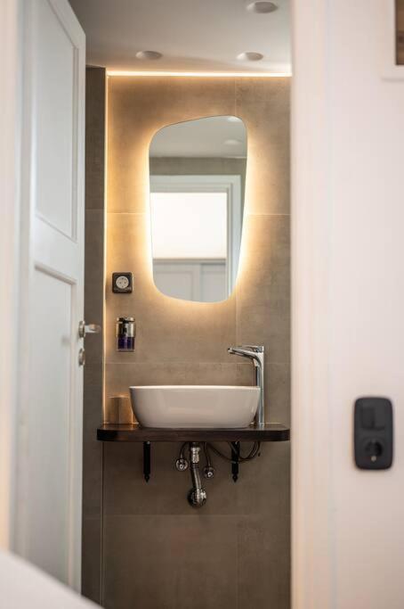 Elegant Fully Equipped Near Centre *
